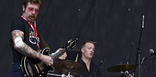 Der Guitarrist Jesse Hughes und der Schlagzeuger Josh Homme von Eagles of Death Metal machen Musik