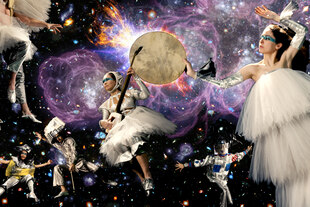 Poster von der Space Opera, auf dem Tänzerinnen um einen galaktischen Wirbel kreiseln