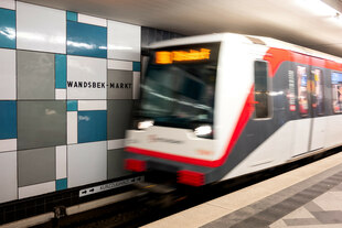Eine U-Bahn fährt in die Station Wandsbek-Markt ein