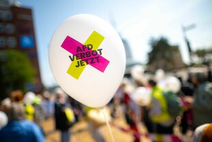 Ein Luftballon mit dem Spruch "AfD-Verbot jetzt"