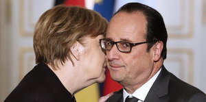 Merkel und Hollande „küssen“ sich.