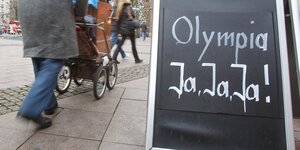 Eine Tafel, auf der "Olympia Ja Ja JA!" steht