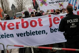 Demonstranten tragen ein Banner mit dem Schriftzug: Verbot jetzt"