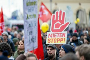 Menschen protestieren gegen zu hohe Mieten