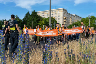 Protestmarsch der Letzten Generation auf der Frankfurter Allee Protestmarsch der Letzten Generation auf der Frankfurter Allee