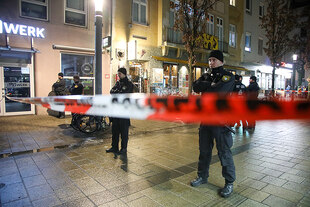 Polizisten stehen hinter einem Absperrband vor dem Augsburger City Club