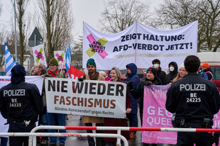Protest mit Transparenten und Schildern : AfD Verbot jetzt und Nie wieder Faschismus
