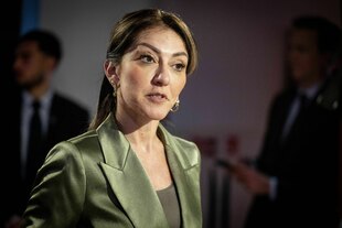 Eine Frau schaut skeptisch