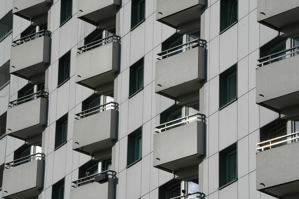 Fassade eines Wohnhochhauses mit Balkonen
