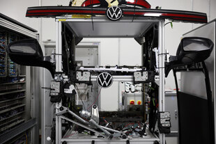 Versuchsstand in einem VW-Werk, es erweckt den Anschein einer Fahrzeugfront