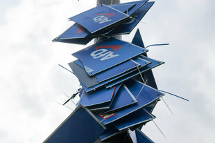 Wahlplakate der AfD hängen kaputt an einem Lichtmast