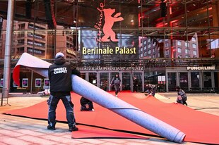 Der rote Teppich wird vor dem Berlinale Palast verlegt