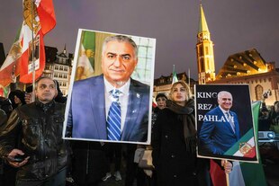 Auf einer Demonstration in Frankfurt/Main werden Fotos von Reza Pahlavi gezeigt