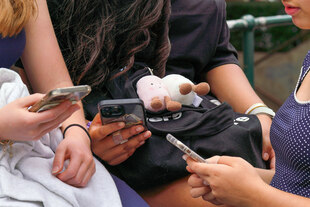 Jugendliche am Handy in Sydney, Australien