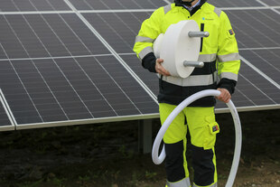 Ein Mitarbeiter von Statkraft mit einem überdimensionalen Stecker Ein Mitarbeiter von Statkraft mit einem überdimensionalen Stecker