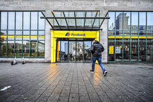 Außenaufnahme der Postbank am Willy-Brandt-Platz