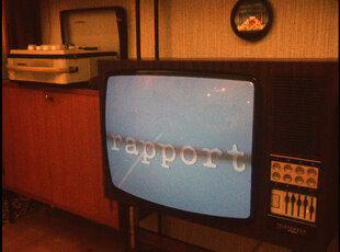 Ein Bildröhrenfernseher mit dem Wort „rapport“ im Bild.