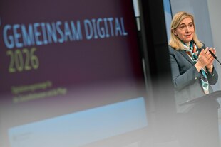 Nina Warken (CDU), Bundesministerin für Gesundheit, spricht während der Vorstellung der Digitalisierungsstrategie Gesundheit und Pflege im Bundesministerium für Gesundheit
