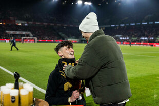 Pascal Manuel Kaiser kniet vor seinem Freund und macht ihm einen Heiratsantrag