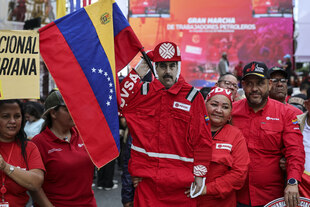 Ölarbeiter*innen in Venezuela mit einem Maduro-Pappkameraden