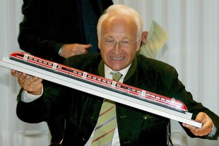 Bayerns damaliger Ministerpräsident Edmund Stoiber (CSU) hält in München vor Beginn seiner letzten Kabinettssitzung ein Transrapid-Modell in den Händen (Archivfoto vom 25.09.2007).