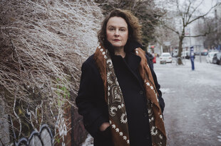 Portrait von Jana Hensel in einer winterlichen Straße Berlins