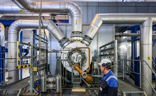 Ein Arbeiter geht am Verdichter des Untergrundgasspeichers des Unternehmens VNG entlang