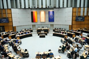 Das Bild zeigt den Plenarsaal des Abgeordnetenhauses, des Berliner Landesparlaments.
