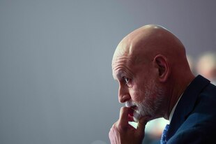 Volker Geyer, Bundesvorsitzender des Deutschen Beamtenbundes, denkt nach