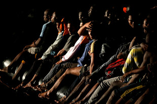Gefüchtete in der Dunkelheit auf einem Schlauchboot während einer Rettungsaktion