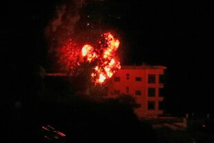 Flammen steigen nach einem israelischen Luftangriff auf, der ein Gebäude im Dorf Kfar Hatta im Südlibanon getroffen hat
