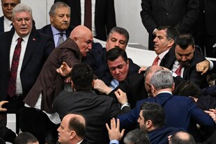 Handgreiflicher Streit zwischen Abgeordneten im Parlament in Ankara nach der Ernennung des Generalstaatsanwalts Akin Gürlek zum neuen Justizminister