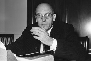 Michel Foucault am Schreibtisch in seinem Arbeitszimmer Michel Foucault am Schreibtisch in seinem Arbeitszimmer