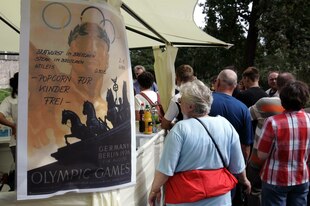 Olympia-1936-Plakat beim Tag der offenen Tür im olympischen Dorf 2005 Olympia-1936-Plakat beim Tag der offenen Tür im olympischen Dorf 2005