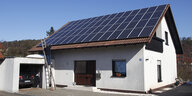 Ein Hausdacht ist mit einer Solaranlage bestückt