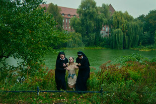 Zwei Nonnen holen ein Mädchen aus einem Teich. Zwei Nonnen holen ein Mädchen aus einem Teich.