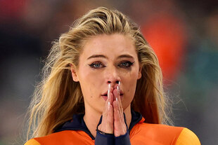 Jutta Leerdamm hält ihre Händ aneinandergelegt vor das Gesicht, Tränen kullern ihr über das Gesicht Jutta Leerdamm hält ihre Händ aneinandergelegt vor das Gesicht, Tränen kullern ihr über das Gesicht