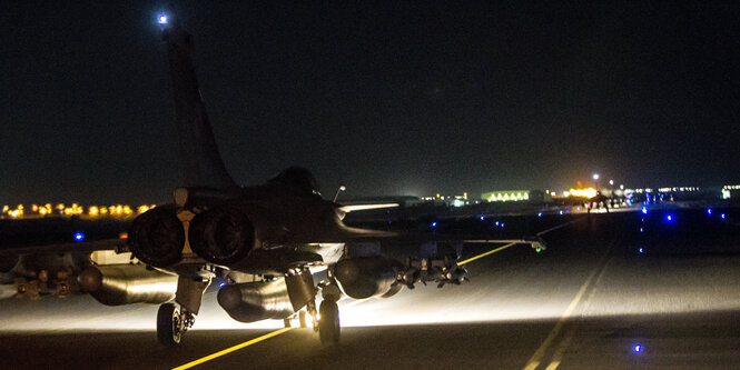 Ein französischer Rafale-Kampfjet vor dem Start von einem Luftwaffenstützpunkt am persichen Golf..