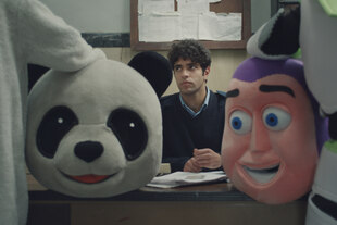 Im hausflur am Tisch des Securitymannes, mit verkleideten Personen, die zur Spaßparty kommen