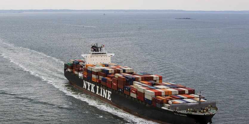 Containerschiff auf dem Meer