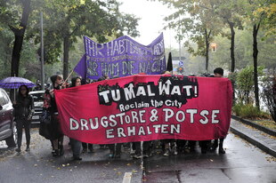 Jugendliche laufen auf einer Demo mit einem Fronttransparent "Tu mal wat! Reclaim the city, Drugstore & Potse erhalten" durch Kreuzberg. Jugendliche laufen auf einer Demo mit einem Fronttransparent "Tu mal wat! Reclaim the city, Drugstore & Potse erhalten" durch Kreuzberg.