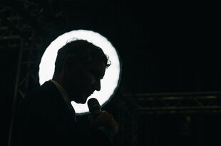 Björn Höcke im Gegenlicht.
