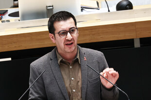 Jian Omar am Rednerpult des Berliner Abgeordnetenhauses