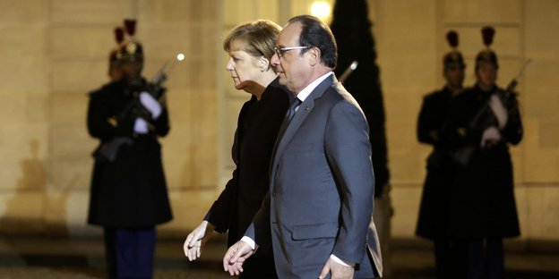 Merkel und Hollande gehen am Mittwochabend durch den Hof des Elysee Palasts in Paris