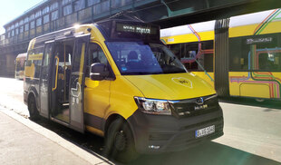 Ein kleiner Bus mit Rollstuhlrampe Ein kleiner Bus mit Rollstuhlrampe