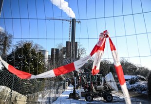Das Bild zeigt das Kraftwerk Lichterfelde am Teltowkanal, den Schauplatz der Attacke auf das Stromnetz im Berliner Südwesten Anfang Januar.