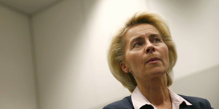 eine Frau in Anzug guckt nach rechts, es ist Bundesverteidigungsministerin von der Leyen