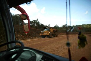 Ein LKW durch die Windschutzscheibe eines Reisebusses gesehen