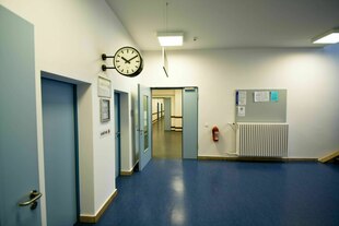 Ein leerer Behödenflur