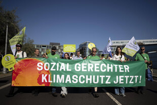 Demonstration mit einem Banner mit der Aufschrift "Sozial gerechter Klimaschutz jetzt"